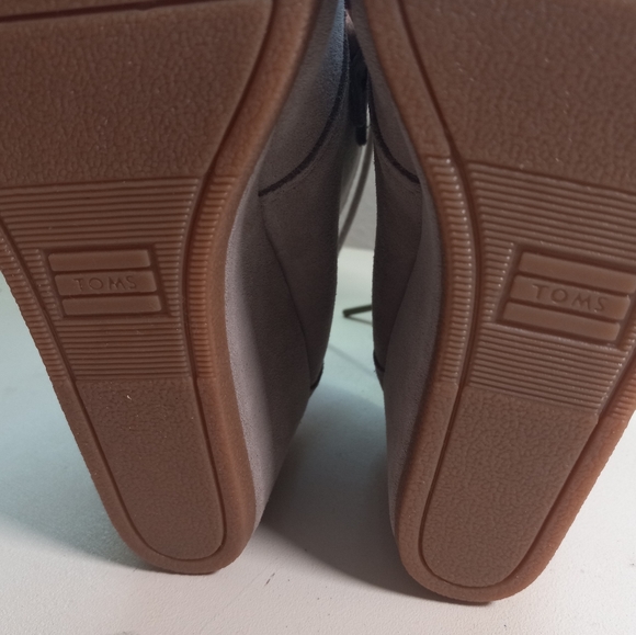 NEW TOMS SHOES - Picture 9 of 10
